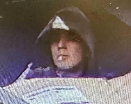 Le suspect est un homme habill&eacute; tout en noir, qui portait un chandail &agrave; capuchon avec un triangle blanc sur le front, et qui transportait un sac &agrave; dos, ainsi qu&rsquo;un sac beige. 