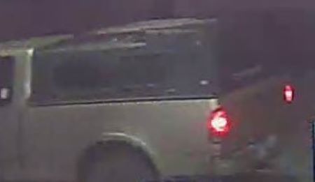 Un capot de caisse sombre sur la camionnette. 