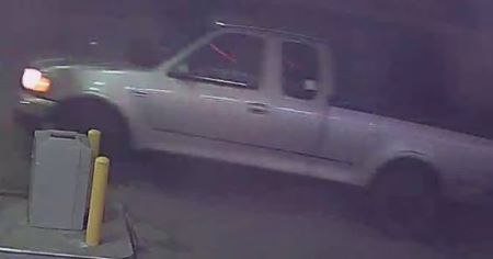 Image de face d&rsquo;un vieux mod&egrave;le de camionnette de couleur claire. 