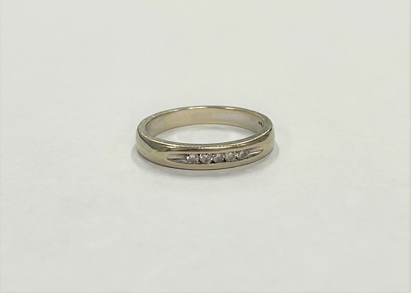 Gold ring with five diamonds