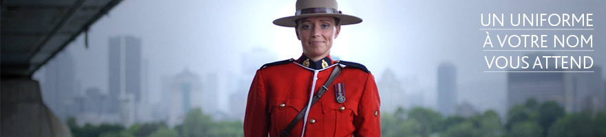 Policier en uniforme rouge avec les mots &laquo; Un uniforme avec votre nom dessus vous attend &raquo; &eacute;crits &agrave; c&ocirc;t&eacute; du policier.