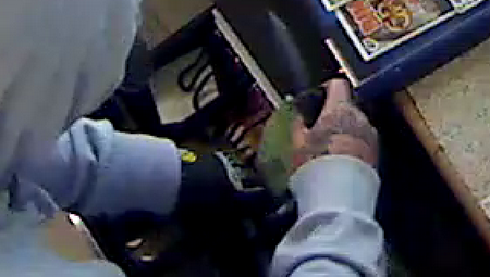 Photo de la main du suspect avec le tatouage unique