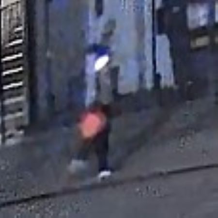 Une image en couleur d&rsquo;une personne portant une veste et une capuche relev&eacute;e, tenant un bidon d&rsquo;essence rouge dans sa main. 