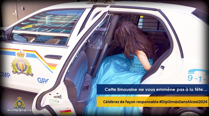 Jeune femme assise en arri&egrave;re d'un v&eacute;hicule de police habill&eacute; d'une robe de balle bleu. Cette limousine ne vous emporte pas &agrave; votre graduation. C&eacute;l&eacute;brer responsablement. Drygrad 2024