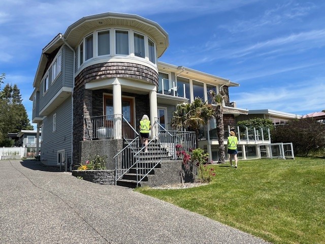 Deux b&eacute;n&eacute;voles v&eacute;rifie au hasard le p&eacute;rim&egrave;tre d'un propri&eacute;t&eacute;