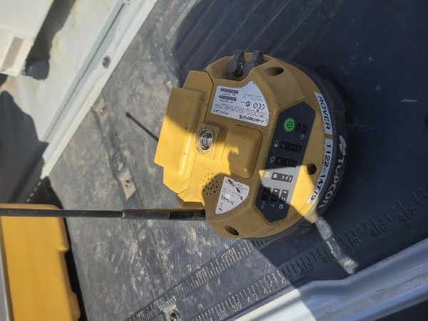 Un appareil de marque Topcon rond et jaune muni d&rsquo;une antenne. 