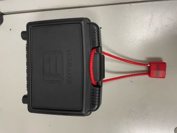 bo&icirc;te Ecotech noire en plastique dur avec un cadenas rouge vif