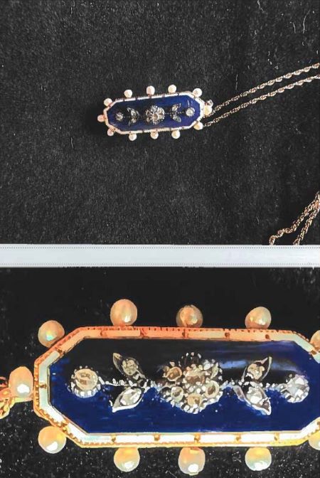 Image du pendentif attach&eacute; &agrave; la cha&icirc;ne en or. Gros plan sur le pendentif. 