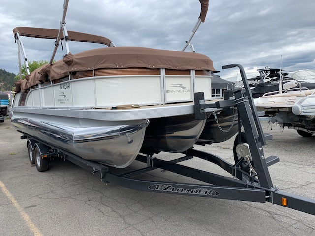 Bateau ponton vol&eacute;