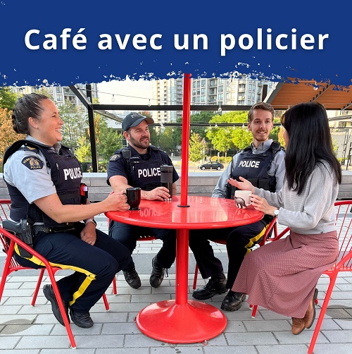 Des policiers sont assis autour d&rsquo;une table &agrave; l&rsquo;ext&eacute;rieur, boivent un caf&eacute; et parlent avec le public.
