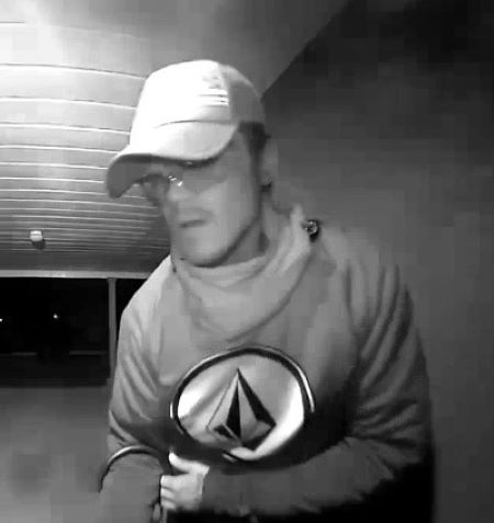 Une image de face montrant le logo avec un cercle et un diamant sur le chandail &agrave; capuchon. 