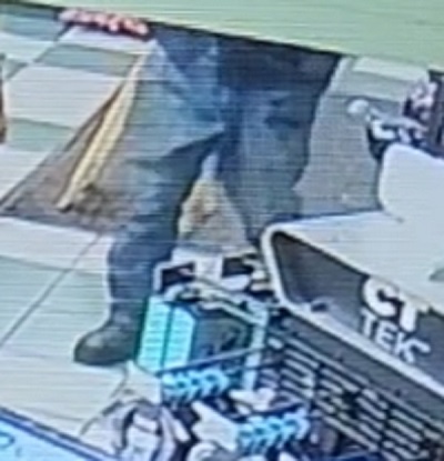 Photo of suspect&rsquo;s lower body wearing blue jeans and dark boots.