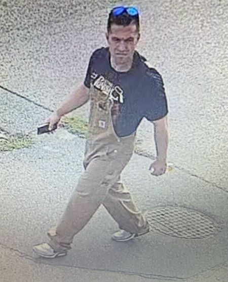  Le suspect est d&eacute;crit comme marchant sur le trottoir avec quelque chose dans la main. 