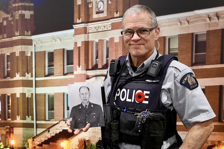 Photo of Cst. Ken Mead holding a photo of his grandfather