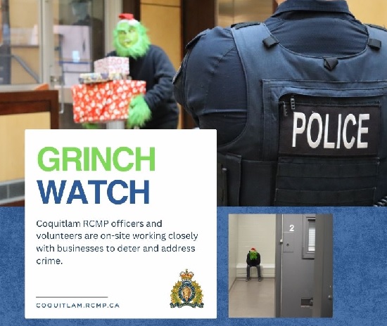 Un policier regarde une personne v&ecirc;tue comme le Grincheux passer devant lui avec les bras remplis de cadeaux. Surveillance du Grincheux. Des agents et des b&eacute;n&eacute;voles du D&eacute;tachement de la GRC de Coquitlam travaillent en &eacute;troite collaboration avec les entreprises pour dissuader le crime et lutter contre ce dernier.