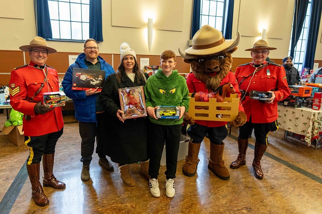 Group photo of Blundell Family with RCMP officers.