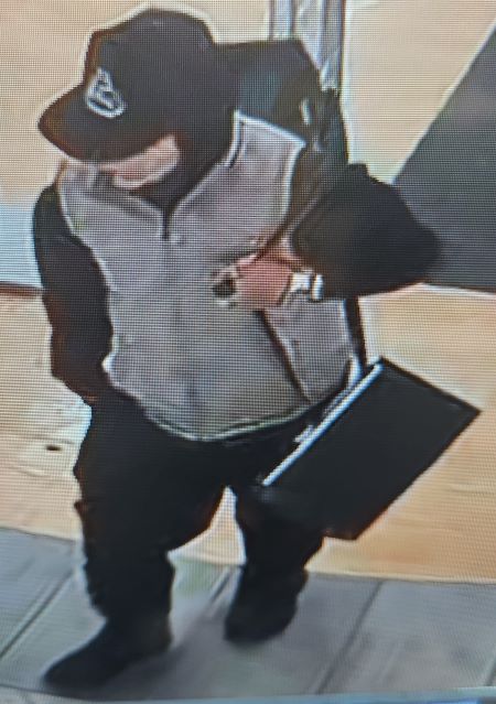 An angled profile of the suspect.