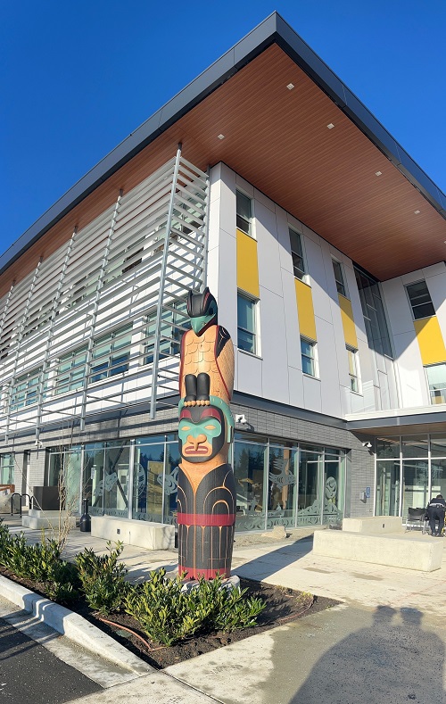 Totem pole in front of the North Cowichan/Duncan RCMP detachment
