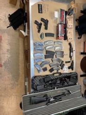 Les armes comprennent des armes &agrave; feu et des munitions.