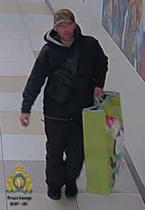 Photo du suspect portant des v&ecirc;tements sombres, une casquette et un grand sac jaune.