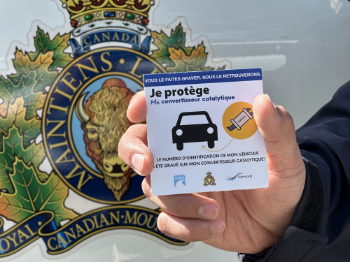 l&rsquo;autocollant du programme devant la voiture de police