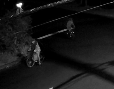 Vue de face de deux personnes inconnues &agrave; v&eacute;lo