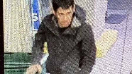 A forward photo of the suspect. 