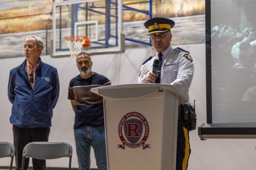 Le surintendant principal s&rsquo;adresse aux &eacute;l&egrave;ves dans le gymnase de l&rsquo;&eacute;cole