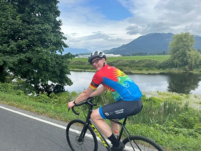 Gendarme Rudy Tichelaar fait du v&eacute;lo