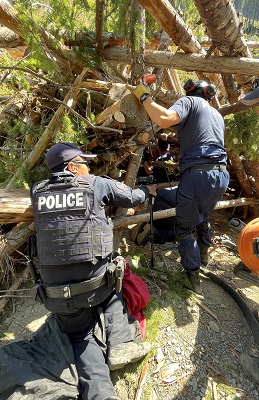 Photo de la base d&rsquo;une structure &agrave; tr&eacute;pied