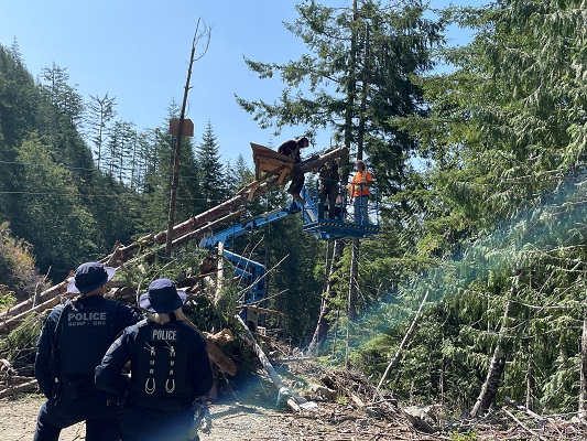 Photo d&rsquo;une structure &agrave; tr&eacute;pied