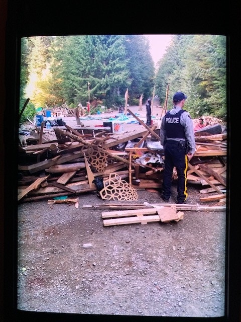 Photo d&rsquo;une structure en bois, semblable &agrave; un barrage de castors