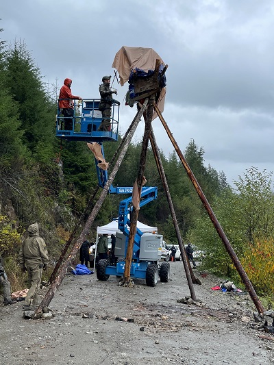 Photo d&rsquo;un agent qui parle &agrave; une personne sur un tr&eacute;pied