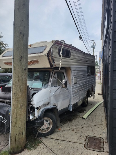 Photo of motorhome crashed into a street pole