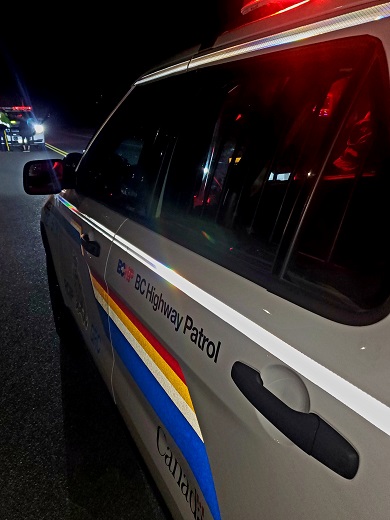 Photo prise de soir et montrant l&rsquo;arri&egrave;re d&rsquo;un v&eacute;hicule de police identifi&eacute; de la GRC, du c&ocirc;t&eacute; du conducteur. On y voit l&rsquo;inscription &laquo; BC Highway Patrol &raquo; sur la porti&egrave;re.