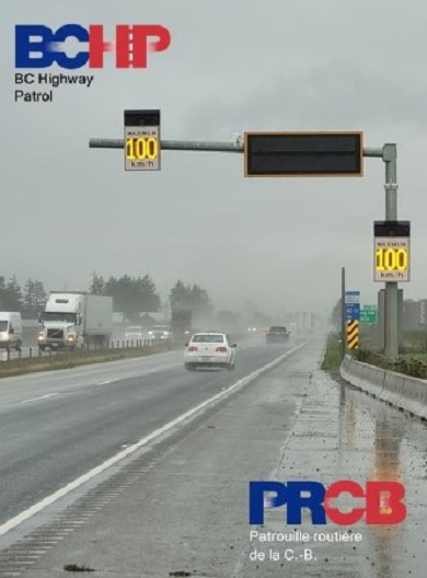 Photo d&rsquo;un panneau de limitation de vitesse variable au-dessus de l&rsquo;autoroute, montrant une limite de vitesse de 100 km/h
