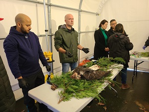 2.&#9;Gendarmes Sundar et Staniforth avec un aigle, ainsi que des dignitaires des Premi&egrave;res Nations