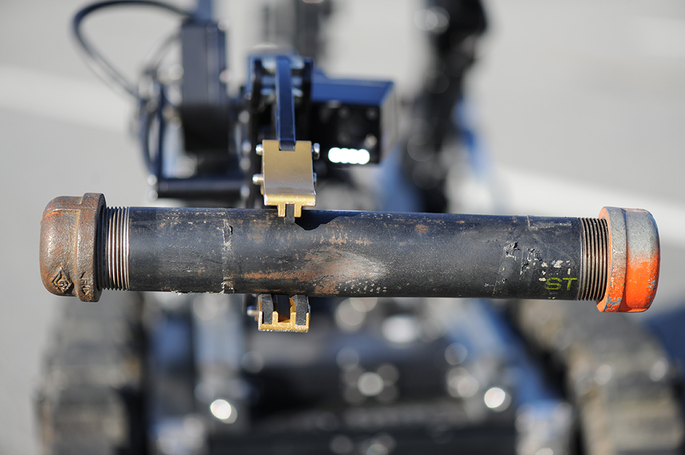 Photo du robot et bombe tuyau