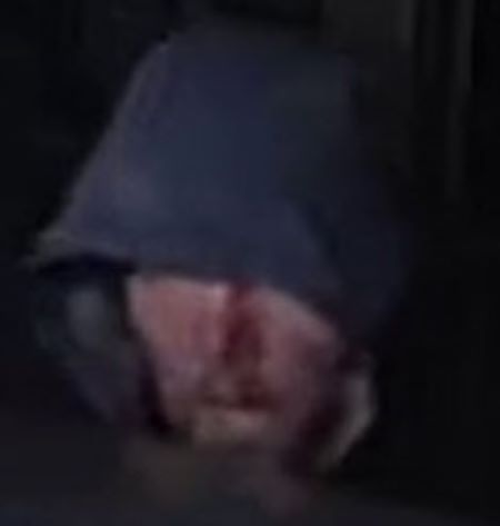 Un homme blanc ayant un capuchon fonc&eacute; sur sa t&ecirc;te.