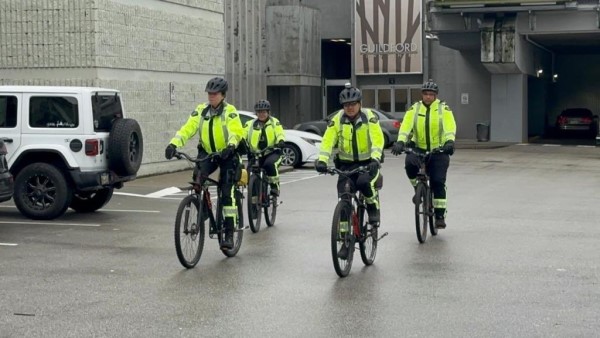 Quatre agents du GMCR du D&eacute;tachement de la GRC de Surrey effectuent une patrouille &agrave; v&eacute;lo dans le stationnement d&rsquo;un centre commercial.