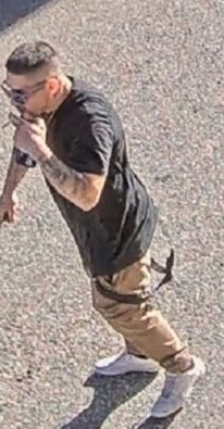 Photo du premier suspect v&ecirc;tu d&rsquo;un t shirt noir, d&rsquo;un pantalon beige et de chaussures blanches.