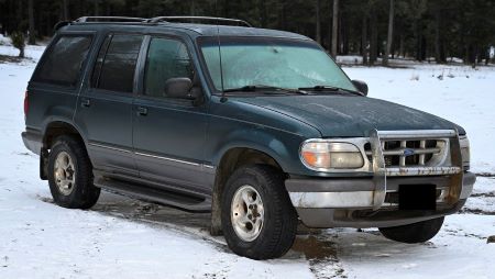 Un ancien mod&egrave;le de Ford Explorer vert - avant