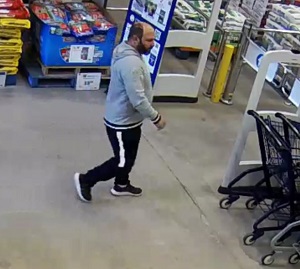 Le suspect retournant des articles