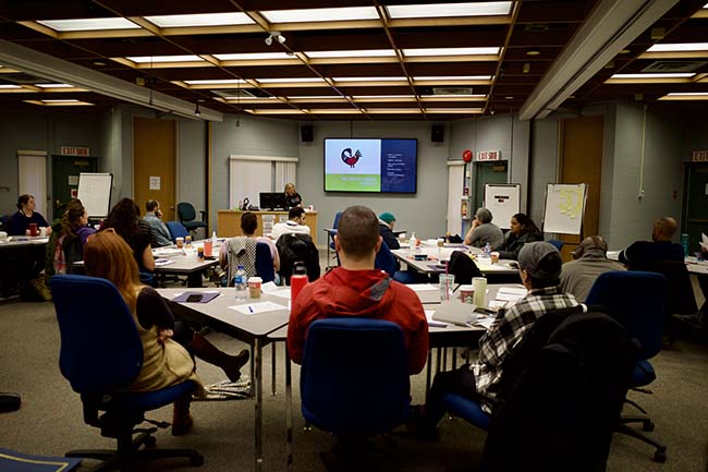 Des membres de la GRC en Colombie-Britannique de divers grades assermentés et civils ont assisté à l’atelier EAC au Centre de formation de la région du Pacifique de la GRC en Colombie-Britannique.