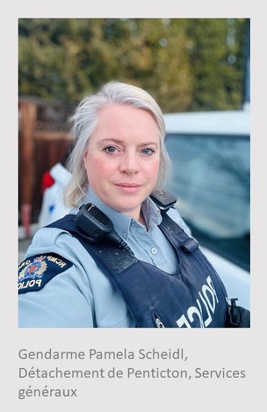 Femme blanche debout devant un v&eacute;hicule de police et portant un uniforme de la GRC. Sous la photo, on peut lire : Gendarme Pamela Scheidl, D&eacute;tachement de Penticton.