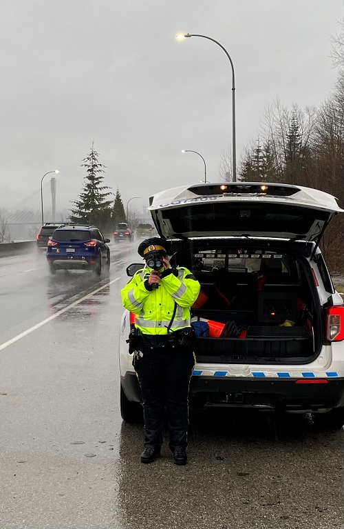 La gendarme Tania Saunders qui effectue un contrôle de la vitesse sous la pluie.