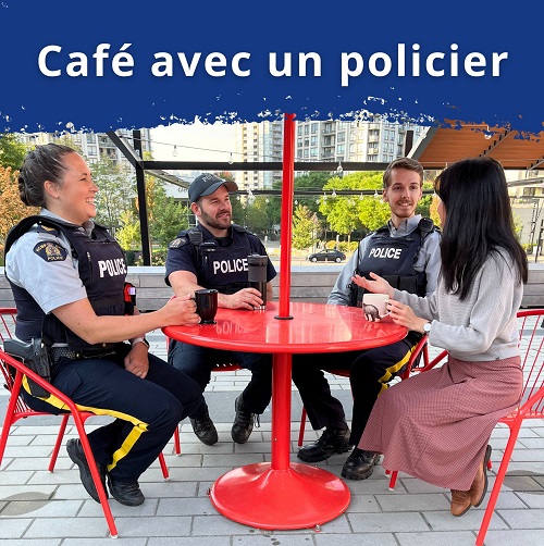 Des agents de police sont assis autour d&rsquo;une table &agrave; l&rsquo;ext&eacute;rieur, boivent un caf&eacute; et parlent avec le public.
